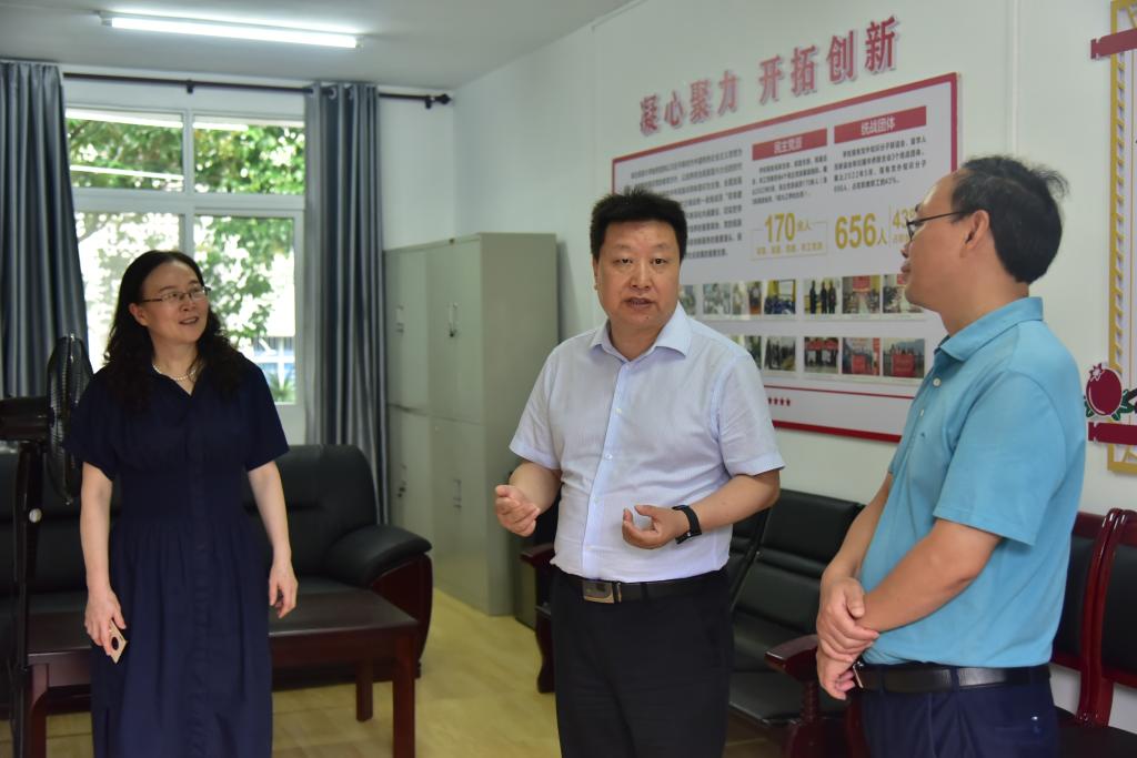 [动态]省侨联副主席谭必恩到伟德官网调研基层侨联组织建设工作